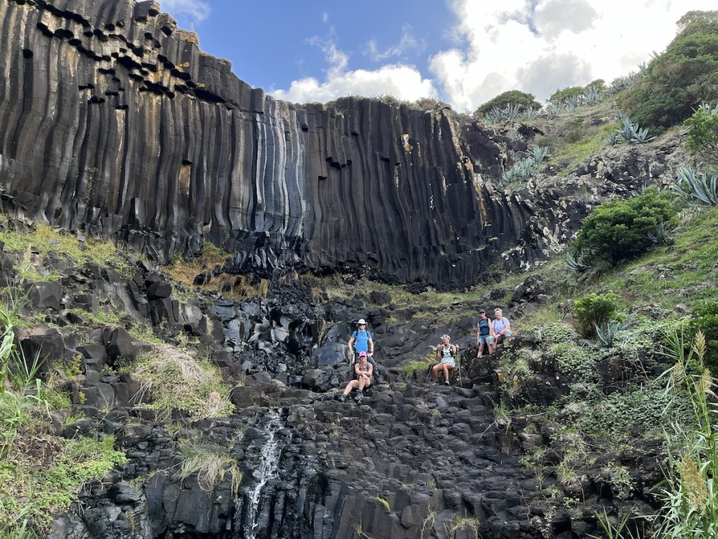 Groepsfoto bij de waterval