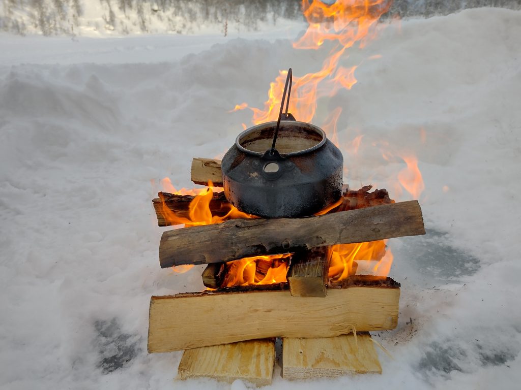 Vuur maken in de sneeuw